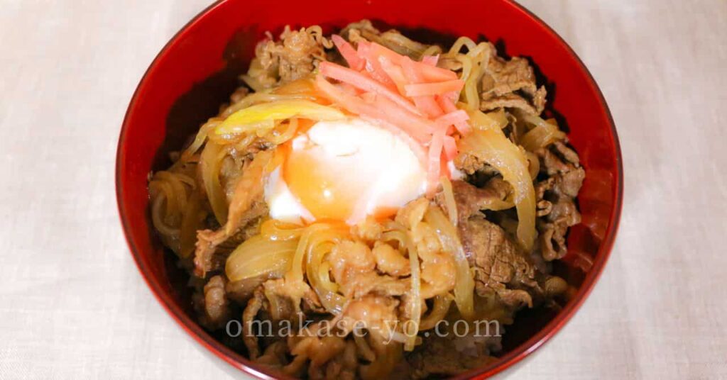 温泉卵と紅しょうがをのせた牛丼、具材の組み合わせや役割を伝える彩り豊かな写真 