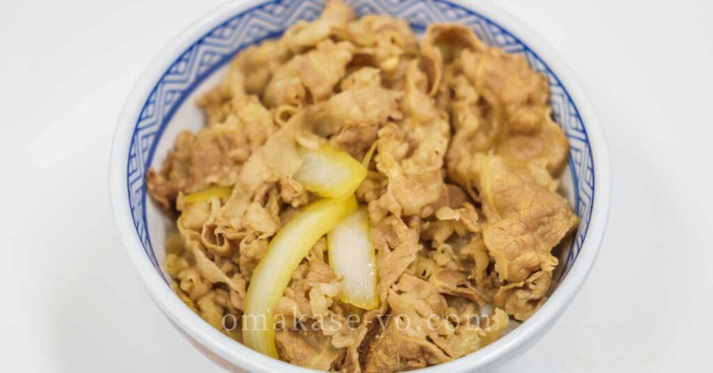 玉ねぎと牛肉だけのシンプルな牛丼、柔らかくするための調理の工夫を伝える画像 