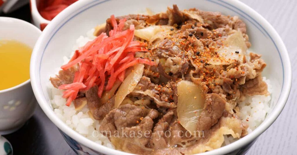 紅しょうがと七味をのせた牛丼、牛丼屋のお肉がやわらかい理由を伝えるイメージ写真 