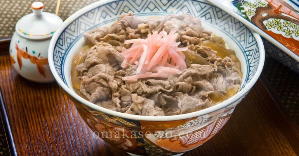 湯気が立ち上る牛丼のアップ、記事の締めくくりとして牛丼の魅力を総まとめする写真 