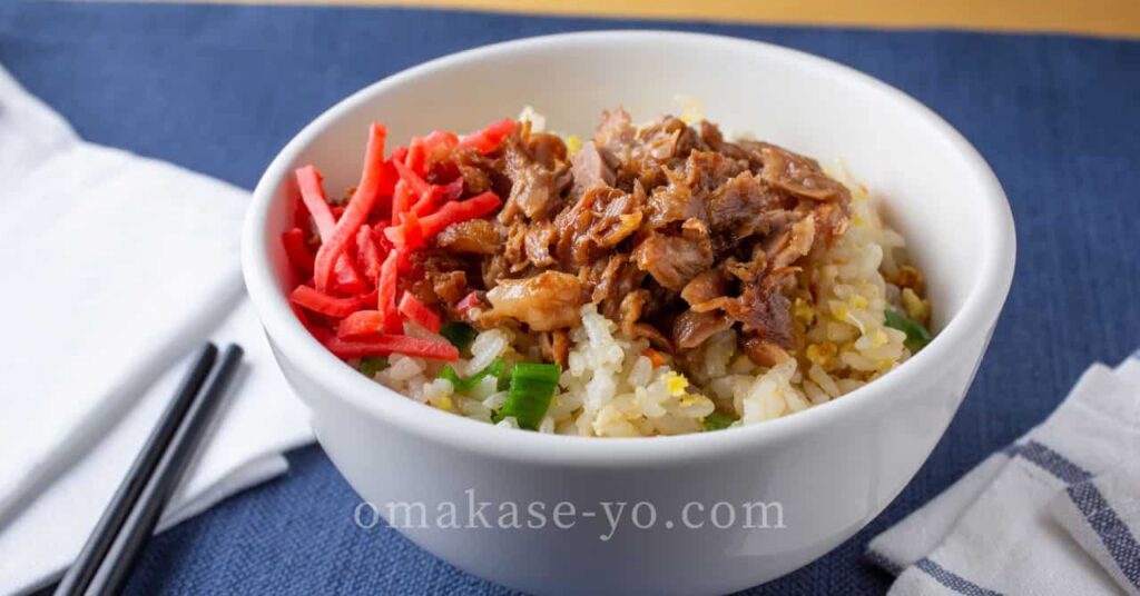 紅しょうがと牛肉をのせた炒飯風のどんぶり、牛丼における食感の工夫やバリエーションを伝える写真 
