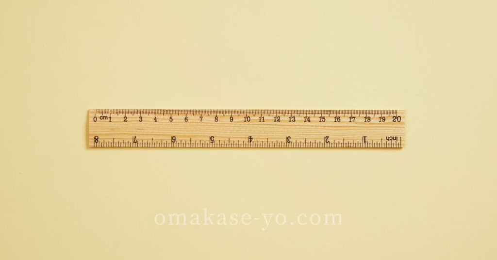 木製の定規が置かれている様子。8センチの目盛りが見える。