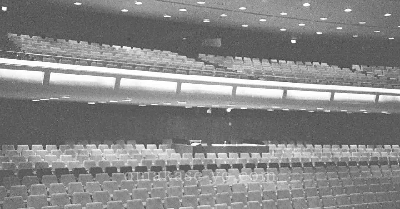 東京ドームのバルコニー席から見た座席配置や快適さをイメージさせる劇場風の客席写真