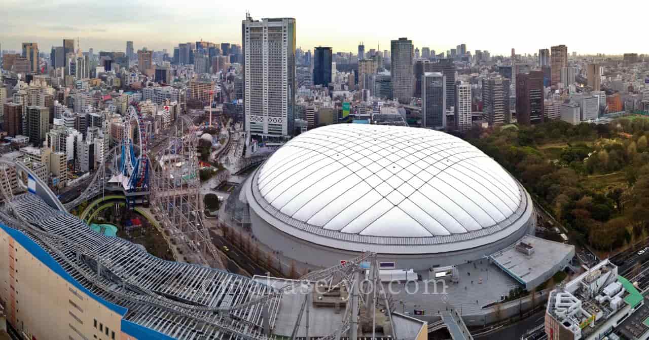 東京ドームの外観を上空から見た写真で、座席タイプの違いを解説するセクション用のイメージ画像
