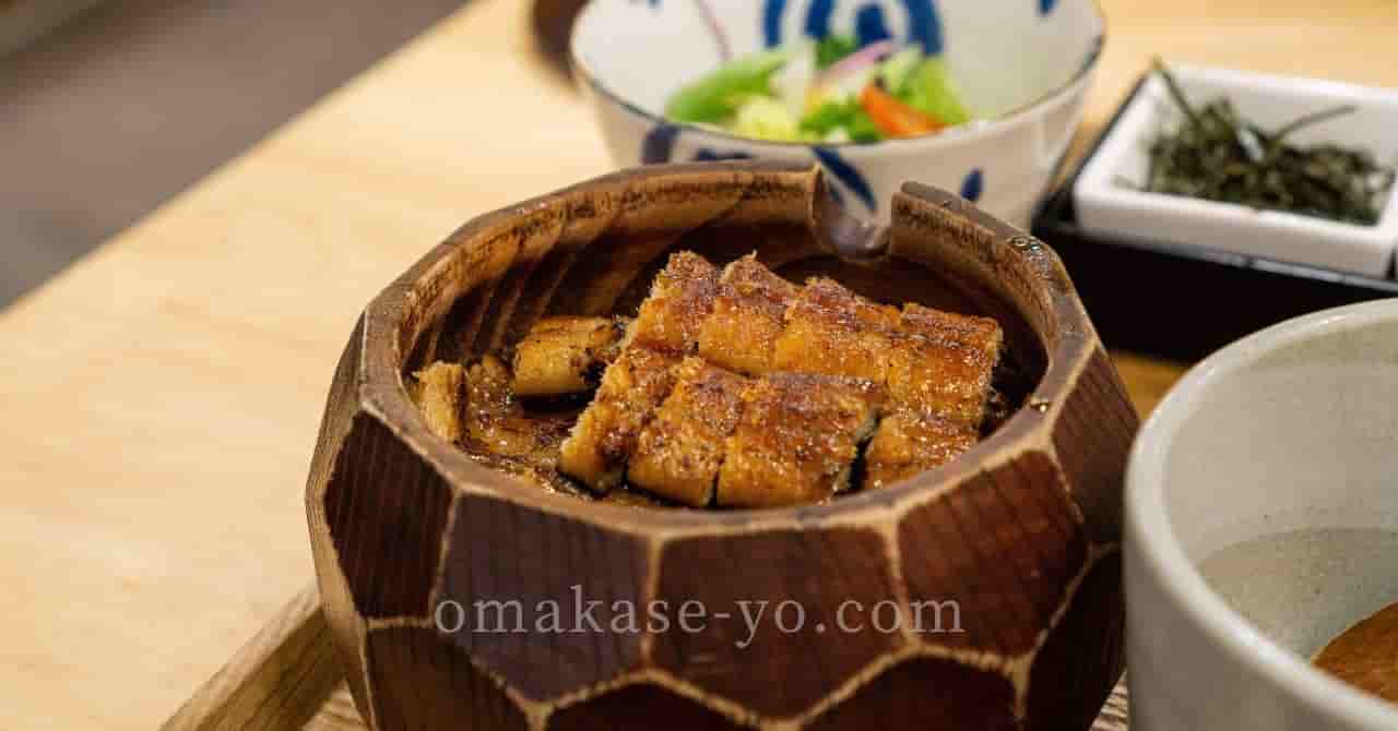 木の器に盛られたひつまぶし風の刻みうなぎごはん。薬味や出汁でアレンジしながら、うなぎを軽やかに楽しむ食べ方の工夫を紹介する場面に使用。